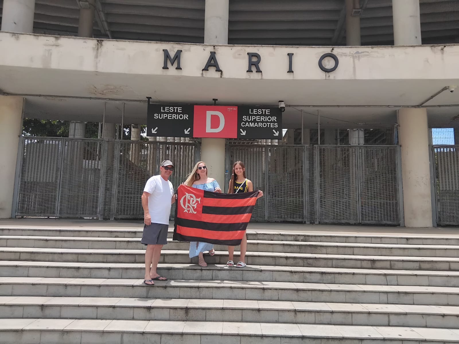 Família em frente ao Maracanã